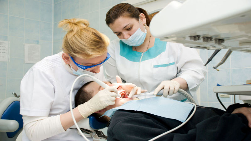 Advantages of Visiting Dentists in Roseburg OR for Dental Veneers